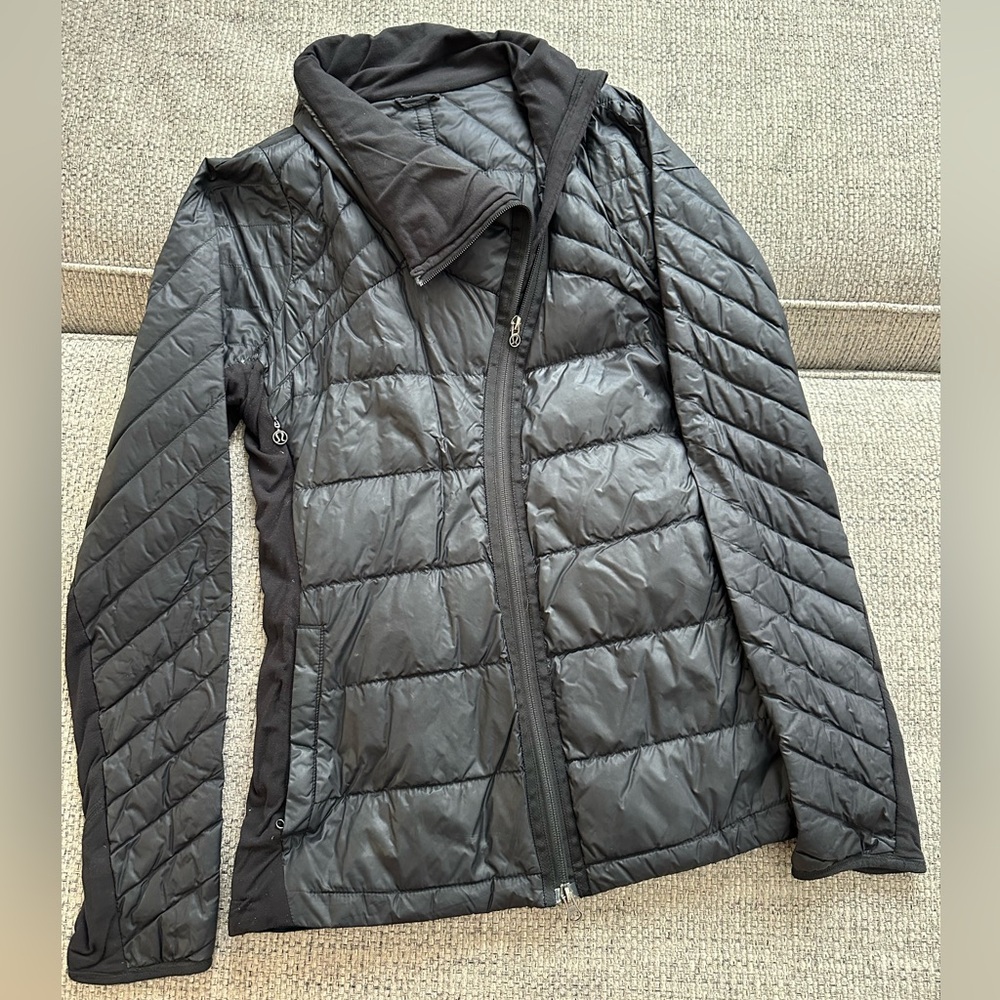 Lululemon Women’s Outdoor Running Jacket in Black - 8/10